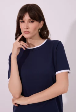 Sweter z krótkim rękawem i kontrastowym wykończeniem