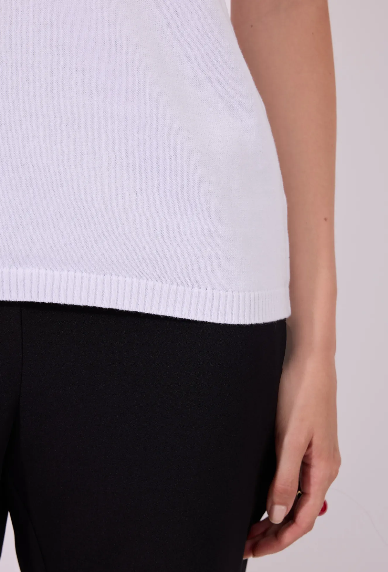 Sweter z krótkim rękawem i kontrastowym wykończeniem