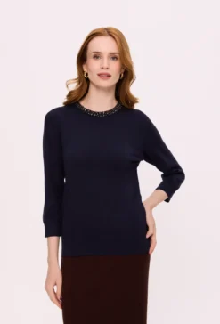 Sweter z ozdobnym dekoltem