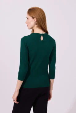 Sweter z ozdobnym dekoltem