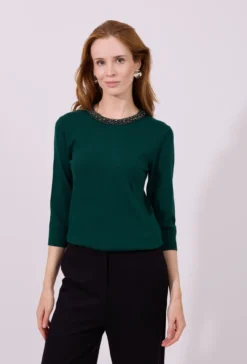 Sweter z ozdobnym dekoltem