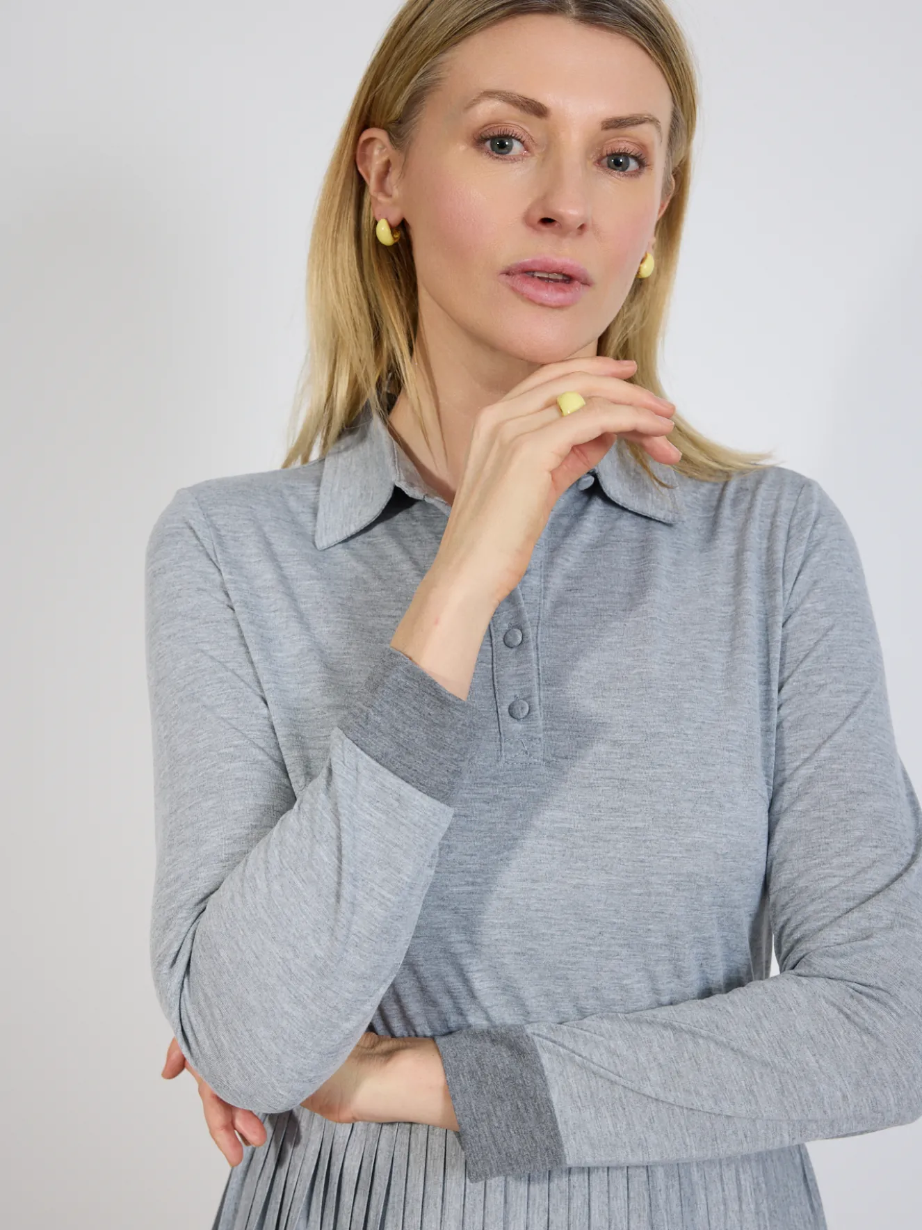 Szara sukienka midi plisowana z kołnierzykiem