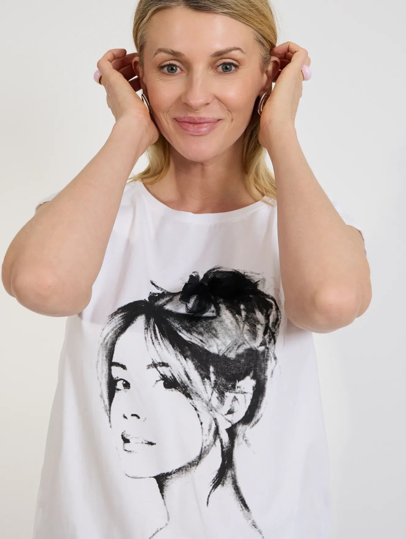 T-shirt damski biały z grafiką twarzy