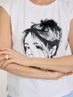 T-shirt damski biały z grafiką twarzy