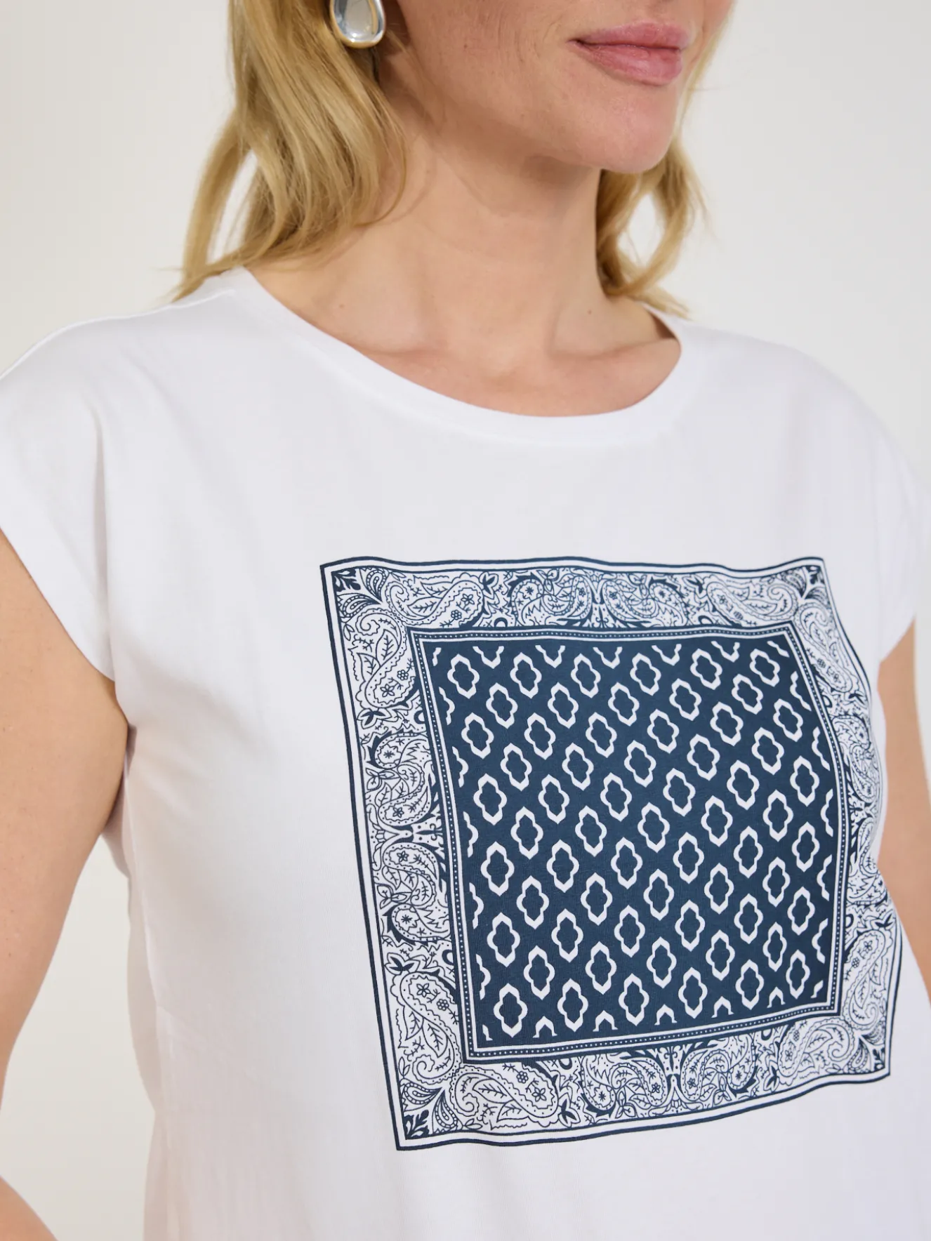 T-shirt damski biały z nadrukiem ornament