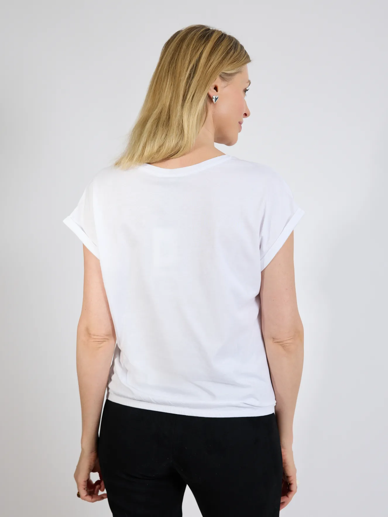 T-shirt damski biały z różowym motywem kwiatowym