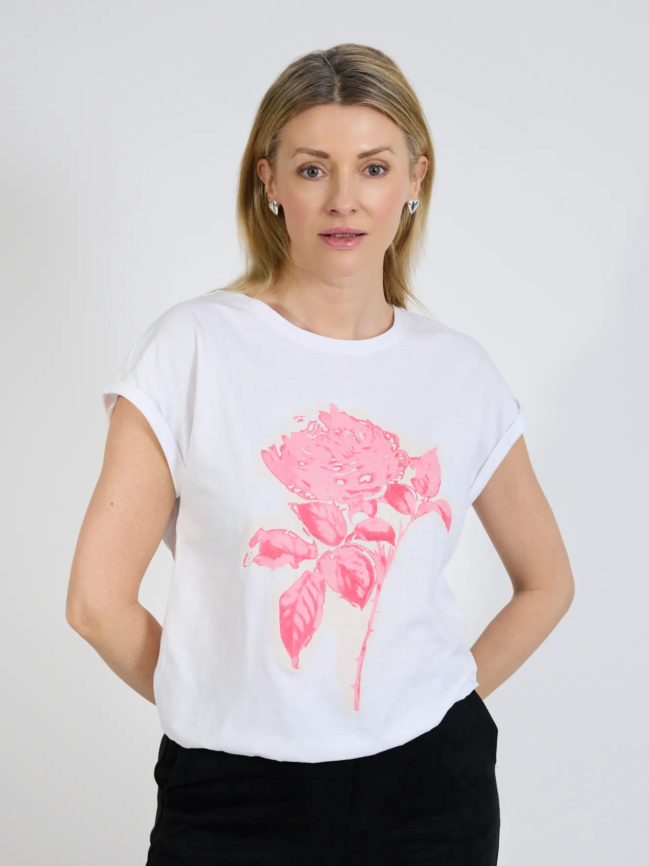 T-shirt damski biały z różowym motywem kwiatowym