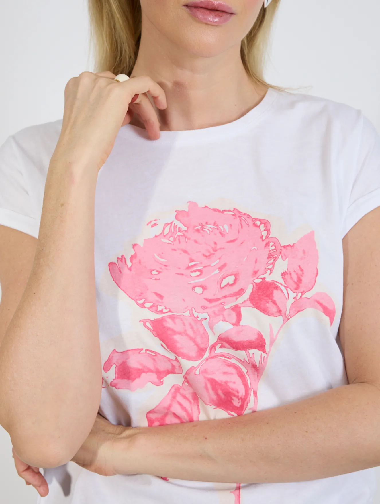 T-shirt damski biały z różowym motywem kwiatowym
