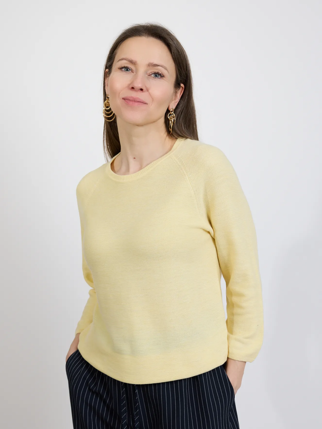 Żółty sweter damski klasyczny