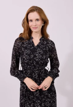 Wzorzysta sukienka midi z falbaną i dekoltem V