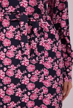 Wzorzysta sukienka przed kolano z wiązanym paskiem i dekoltem V