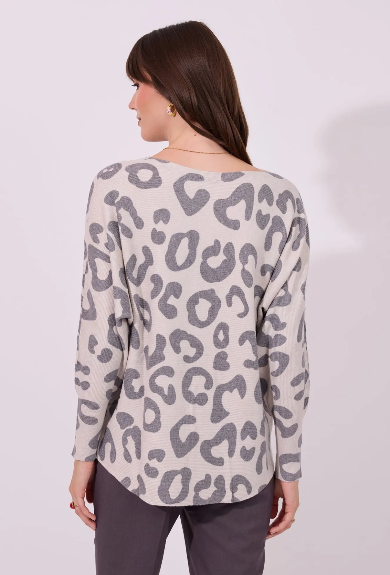 Wzorzysty sweter w panterkę z dekoltem w łódkę