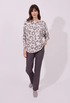 Wzorzysty sweter w panterkę z dekoltem w łódkę