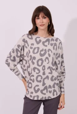 Wzorzysty sweter w panterkę z dekoltem w łódkę