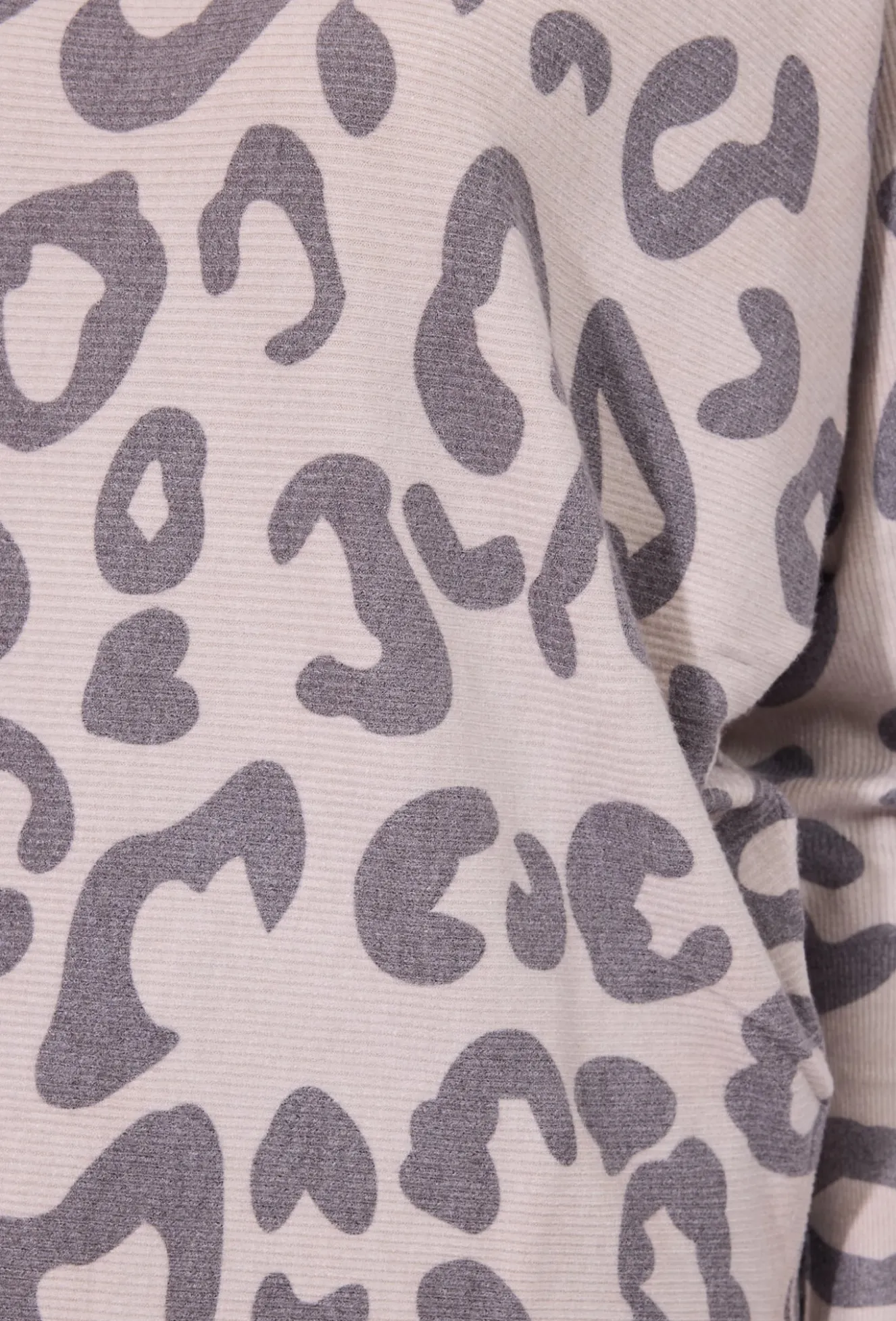 Wzorzysty sweter w panterkę z dekoltem w łódkę