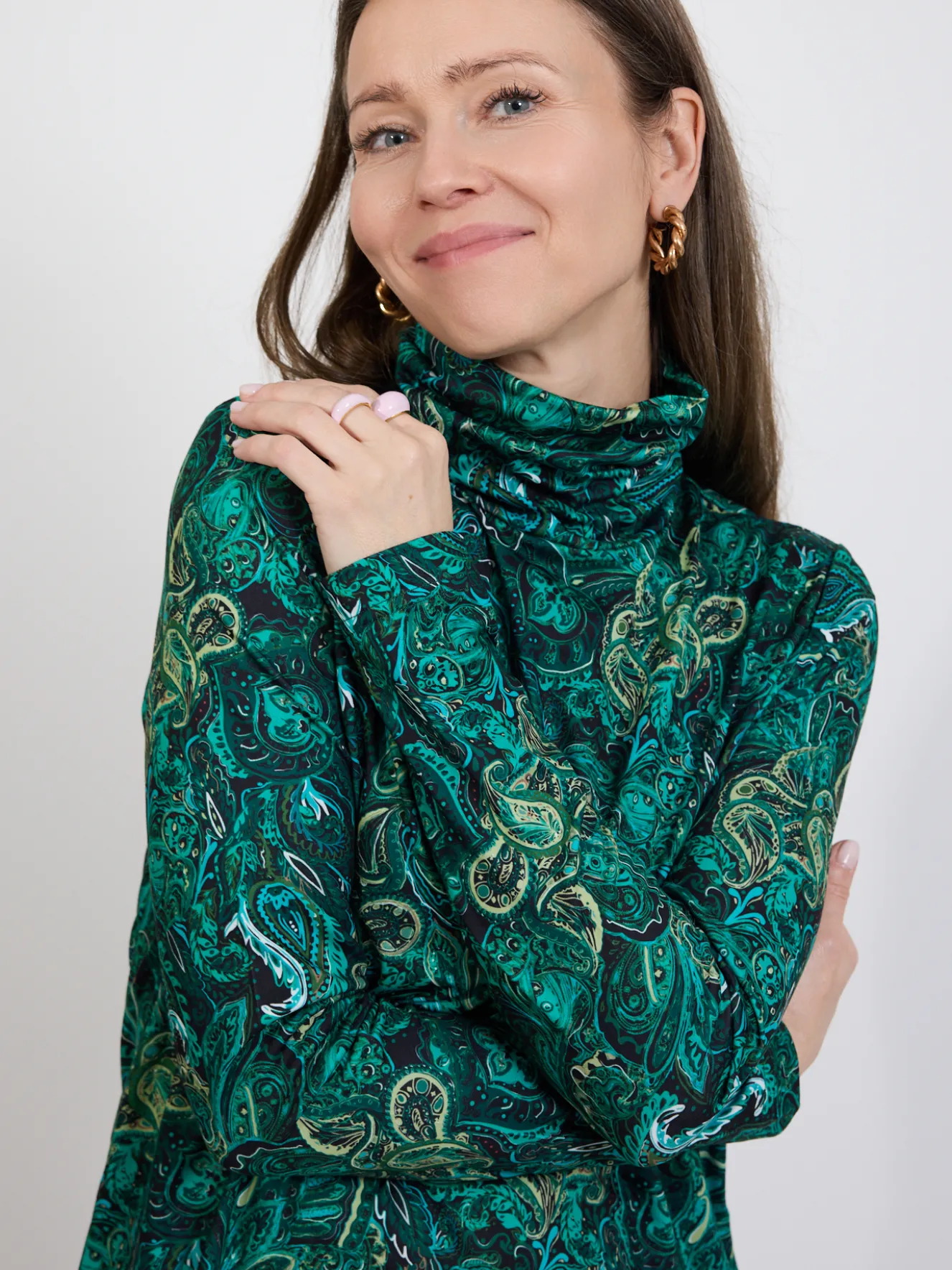 Zielona bluzka paisley z golfem