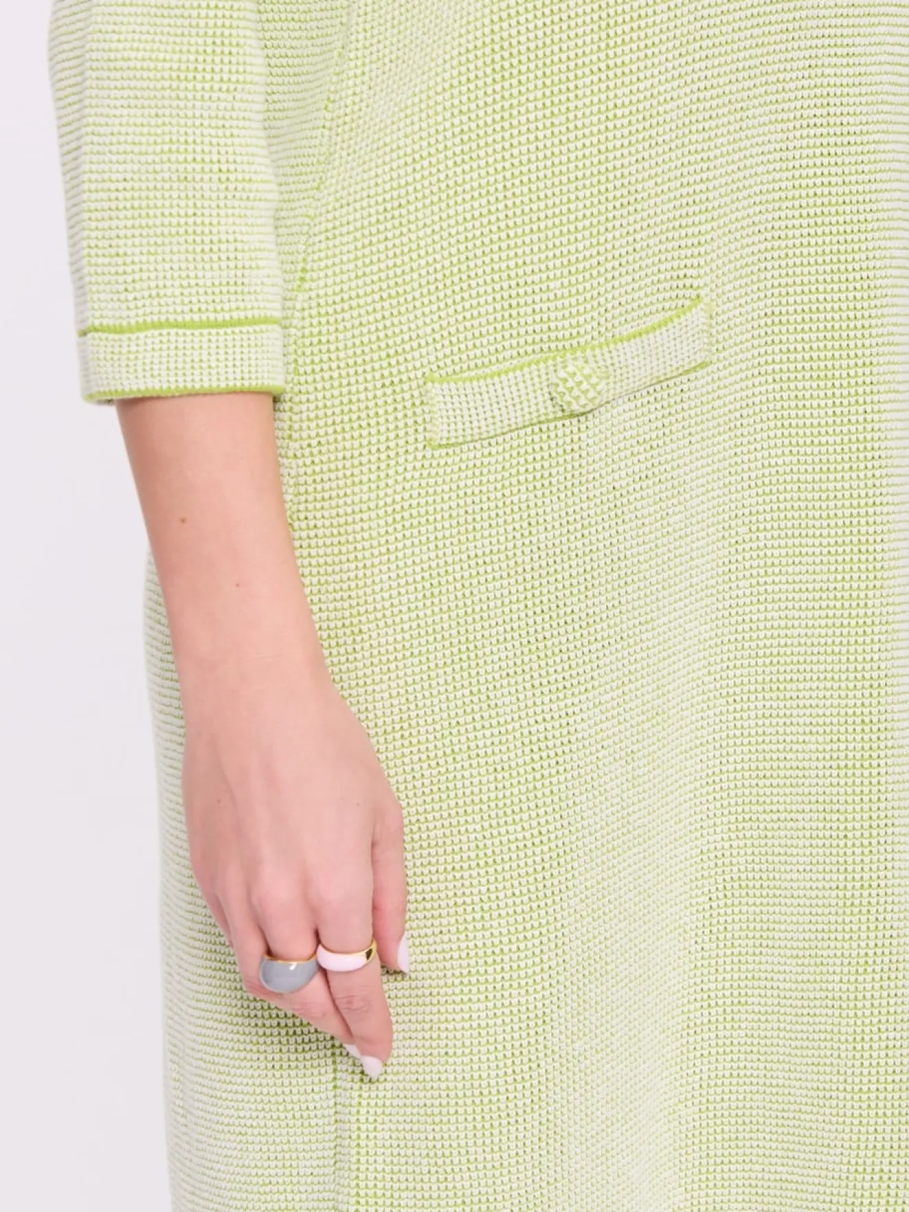 Zielona sukienka o prostym kroju z patkami