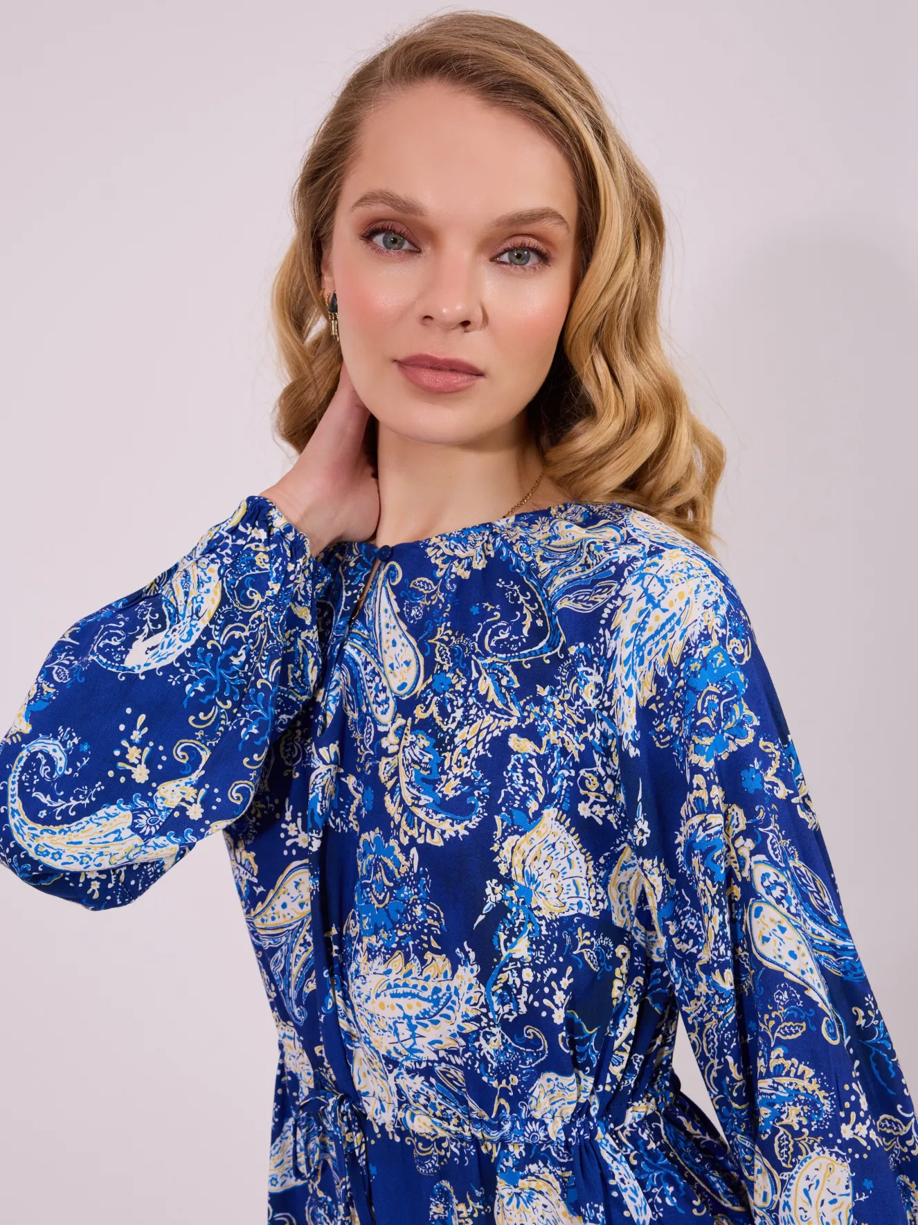 Zwiewna Sukienka Boho z Wiązaniem